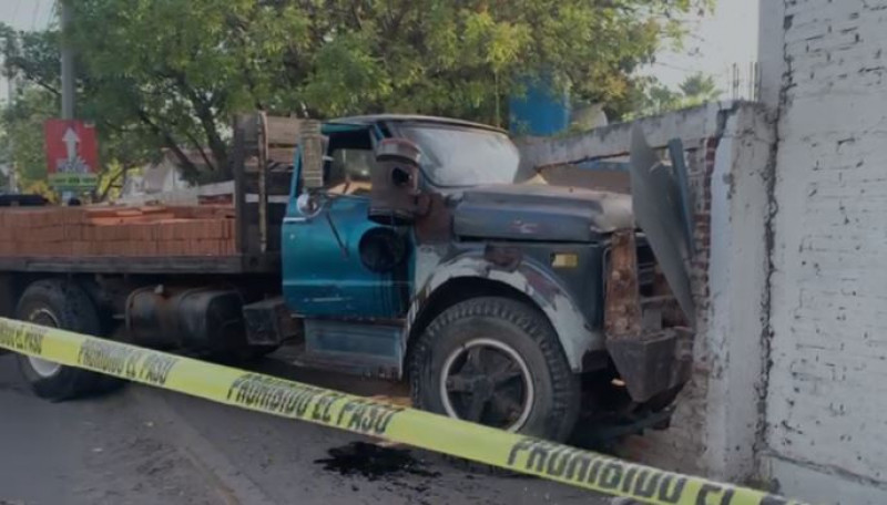 Hombre fallece mientras conducía camión de carga y se estrella contra barda de kínder