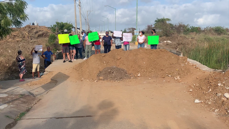 Vecinos de Villa Verde se manifiestan por inconformidad con el puente, pues provoca inundaciones