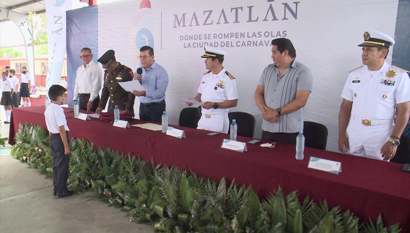 Llevan lunes cívico a Primaria Mártires de la Revolución en Mazatlán
