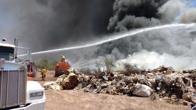 Incendio en recicladora se encuentra confinado