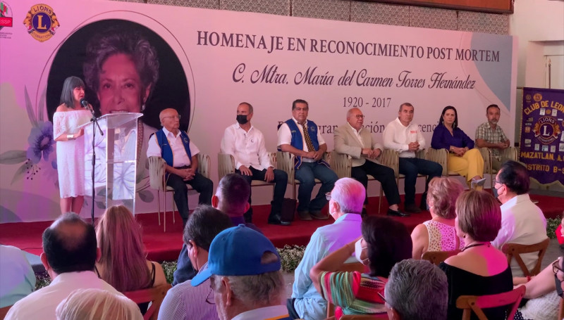Club de Leones de Mazatlán rinde un homenaje a la maestra María del Carmen Torres Hernández
