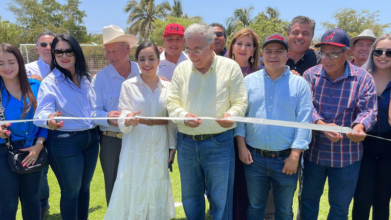 Inaugura Gobernador de Sinaloa, Rubén Rocha cancha de fútbol en Angostura