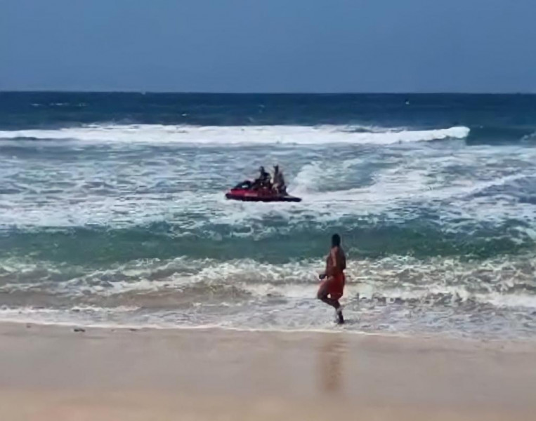 Rescatan Salvavidas Municipales a bañista que era arrastrado por corrientes marinas