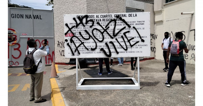Padres del caso Ayotzinapa vandalizan instalaciones de la Marina