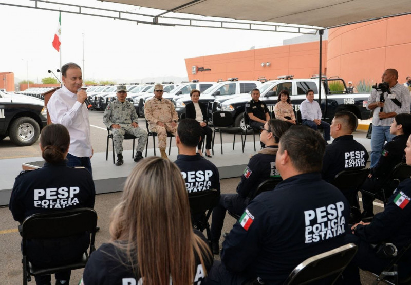 Entrega gobernador Alfonso Durazo 60 patrullas a elementos de la Policía Estatal