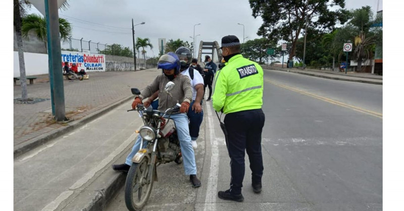 Ecuador prohíbe que dos hombres viajen en moto para reducir violencia