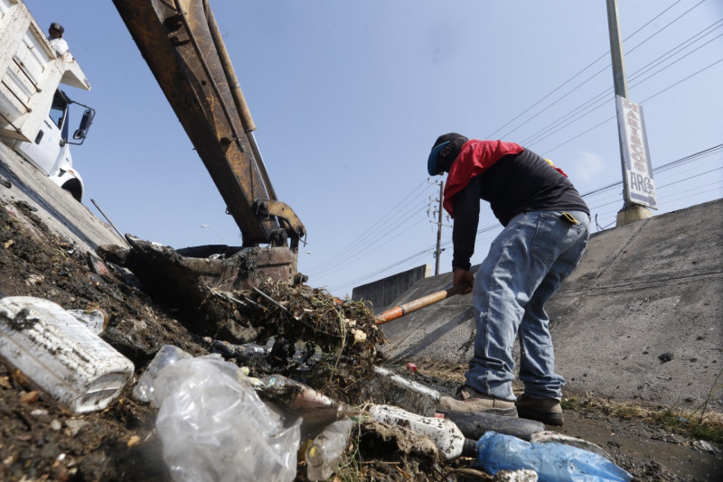 Retiran 13.5 toneladas de basura a lo largo del canal de avenida Francisco Solís