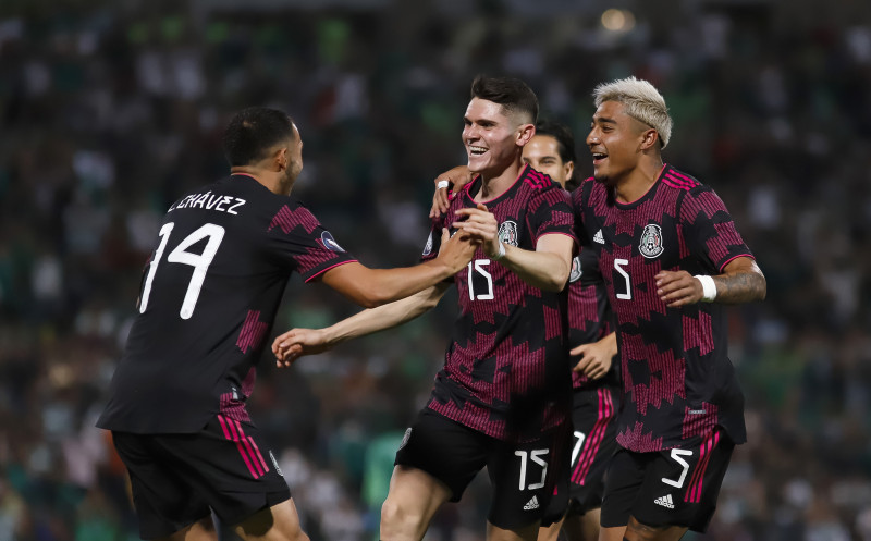 México le gana 3-0 a Surinam