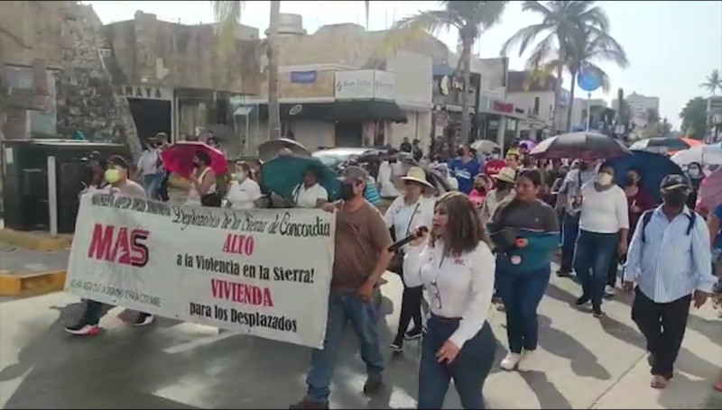 Desplazados por la violencia se manifiestan en la Zona Dorada de Mazatlán