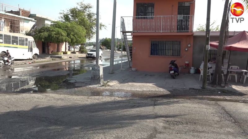 Fuga de drenaje cerca de avenida Circunvalación