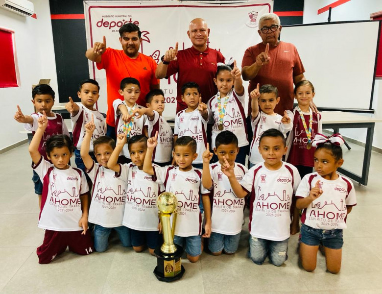 Los Campeones Estatales del futbol en Ahome visitan el IMDA en agradecimiento al apoyo