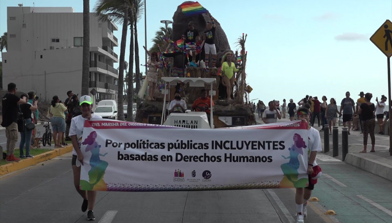 Realizan marcha del orgullo gay y diversidad sexual por el Malecón de Mazatlán