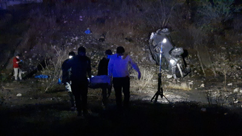 Fallecen dos hombres tras accidente tipo volcadura en el día del padre