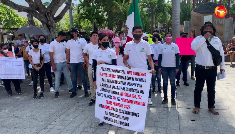 Maestros y estudiantes de Telebachillerato El Recreo, se manifestaron afuera del Palacio Municipal en Mazatlán