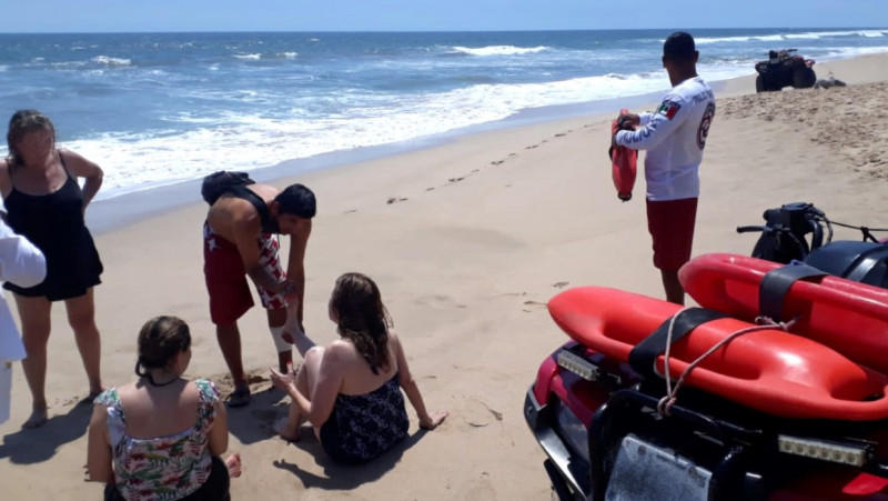 En playa Cerritos, Salvavidas Municipales rescatan a bañista