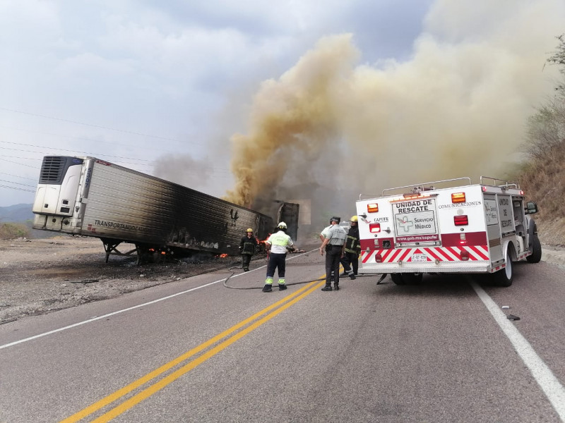 Se incendia trailer que transportaba carne en la Mazatlán- Durango