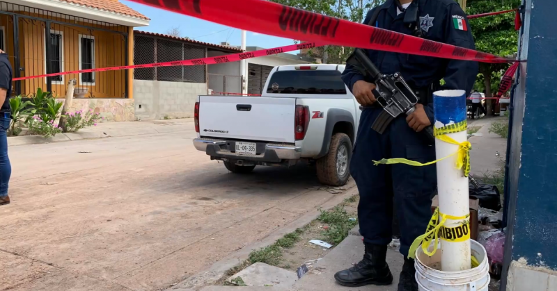 Localizan el cuerpo de un hombre sin vida en el interior de una camioneta en el Fraccionamiento Centenario de Los Mochis