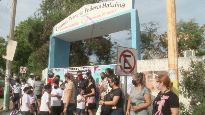 Toman las instalaciones de la escuela primaria Leyes de Reforma en Mazatlán