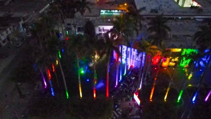 Palacio Municipal de Ahome se ilumina en conmemoración del Día Internacional del Orgullo LGBTIQ+.