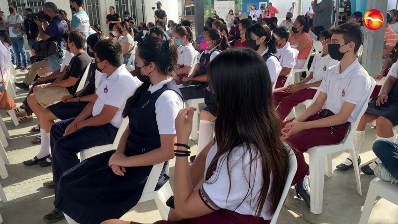 Entregan mil 500 becas a jóvenes de Mazatlán