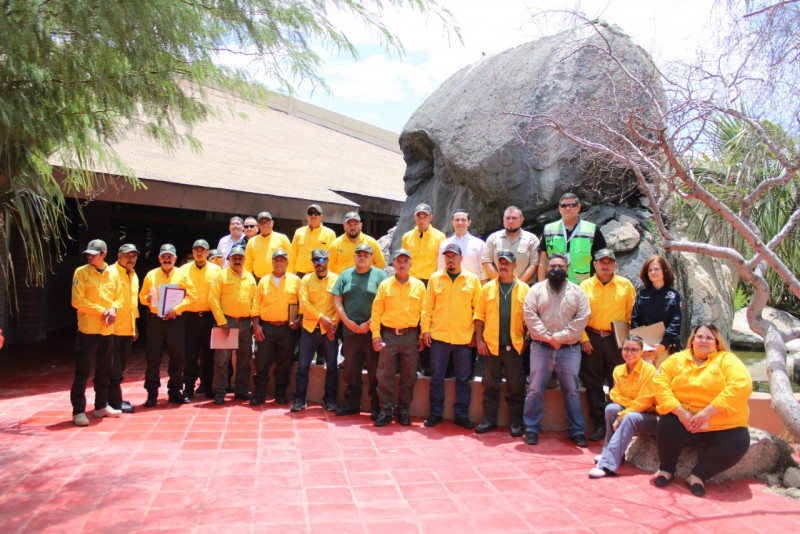 Reconocen a combatientes de incendios forestales