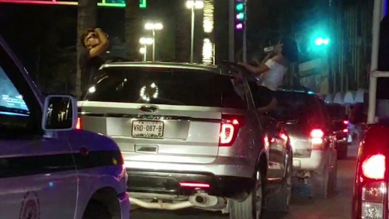 Una mujer detenida por bailar en ventana de vehículo en circulación