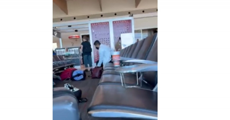 Mujer desata tiroteo en aeropuerto de Dallas y policía le dispara