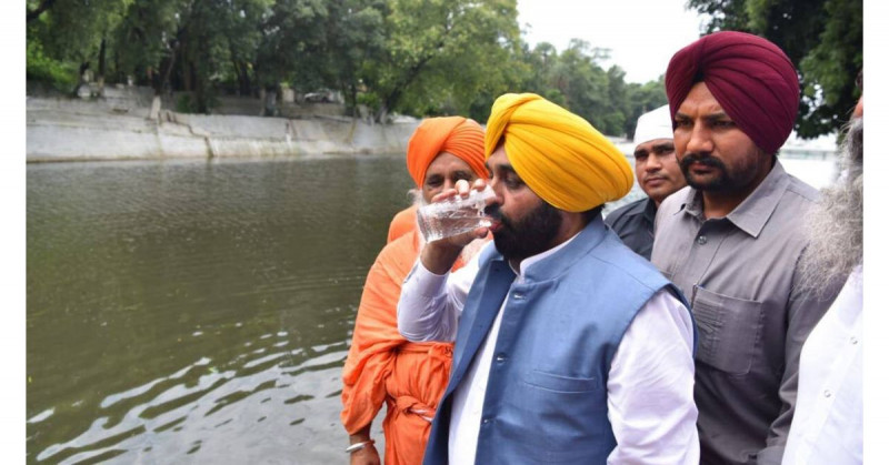 Político bebe agua de río para mostrar su pureza y termina hospitalizado