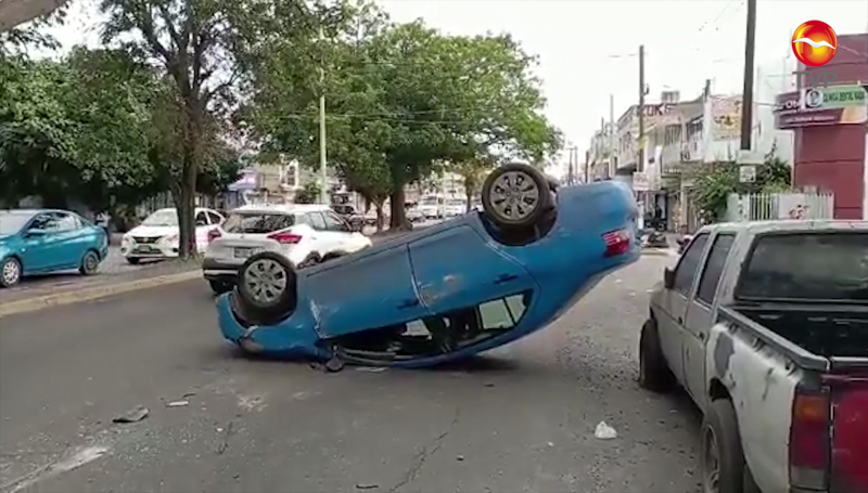Se vuelca automóvil en la Avenida Juan Carrasco