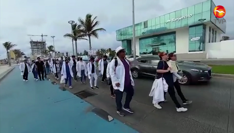 Se manifiestan estudiantes y recién egresados de Medicina en Mazatlán
