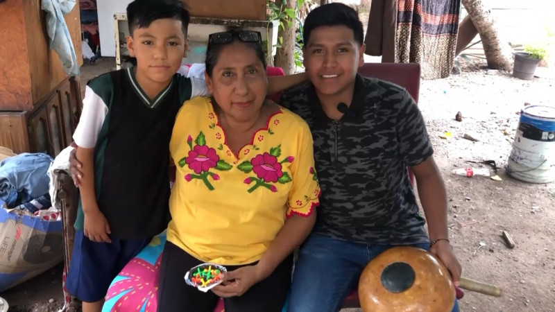 Mujer indígena mayo enseña la lengua materna y tradiciones de la tribu a las nuevas generaciones