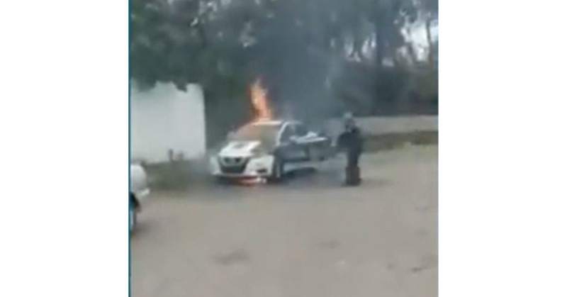 ¡Indignante! Policías incendian su patrulla al robarle gasolina (video)