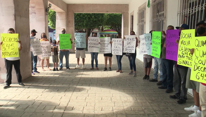Se manifestaron viudas de policías y tránsitos de Mazatlán