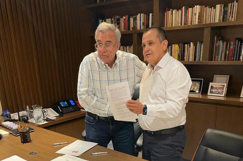 Rocha signa convenio con el SNTE 53 para mejoras salariales