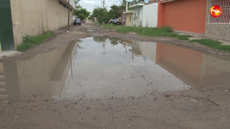 Piden vecinos de Francisco Villa que arreglen calle donde se estanca agua