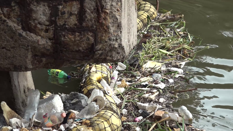 Se acumula gran cantidad de basura en la biobarda del Puente Juárez