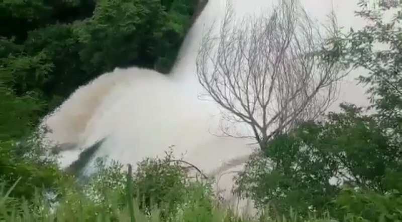 Se desborda presa "El Peñón" en Escuinapa