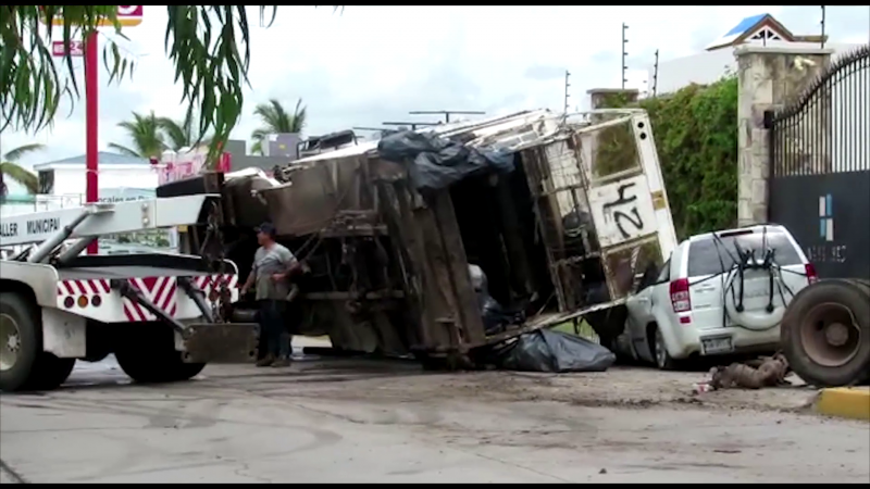 Camión de la basura cae encima de camioneta