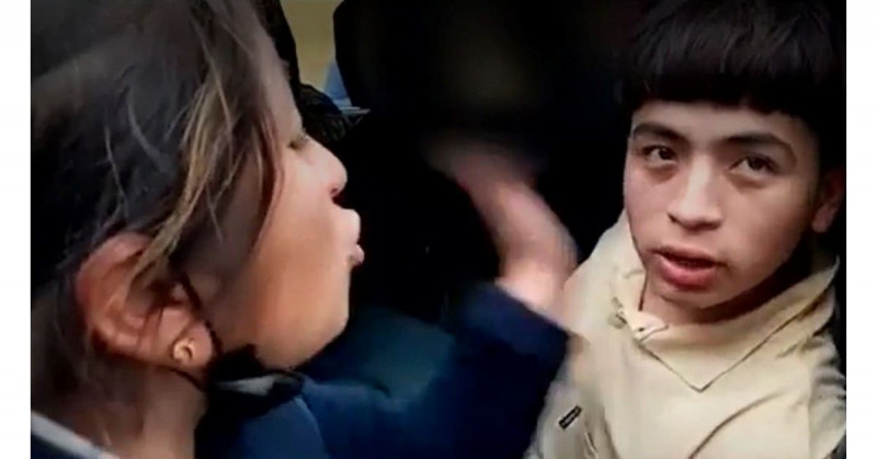 Madre cachetea a su hijo tras ser detenido por robar una tele de 60” (video viral)