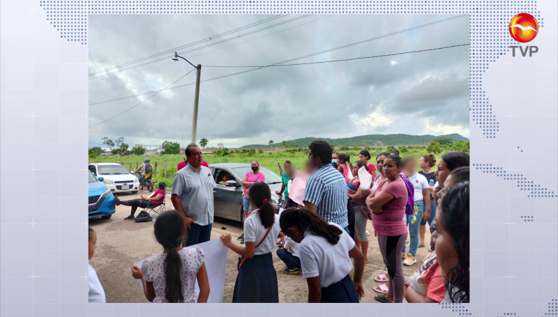Padres de familia de primaria de El Zapote piden abanicos o aires acondicionados