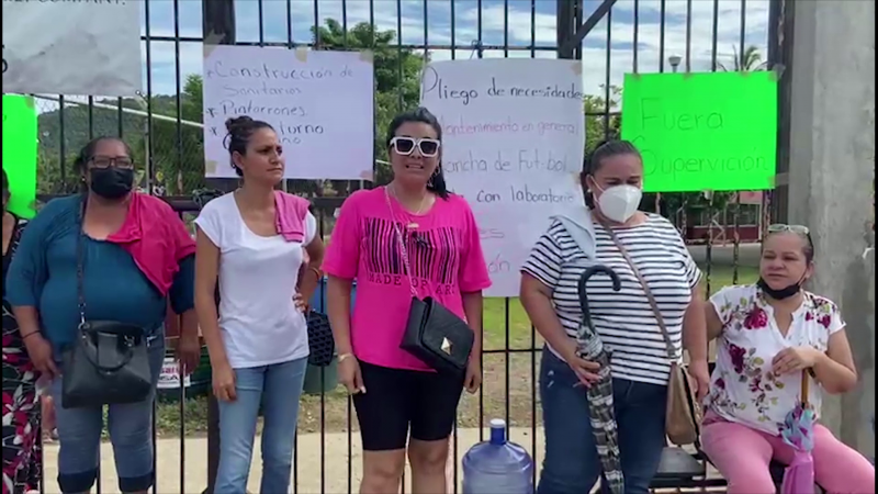 Se manifiestan madres de familia de la Escuela Secundaria Julio Ríos Tirado en Rosario
