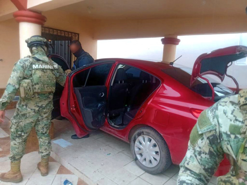 Al atender llamado por detonaciones de arma de fuego al interior de una vivienda en Guaymas, rescata marina y policía municipal a cinco personas, una con lesiones, fiscalía de Sonora recolectó armas, cargadores y un vehículo