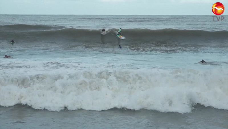 Surfistas en Mazatlán aprovechan fuerte oleaje para practicar su deporte