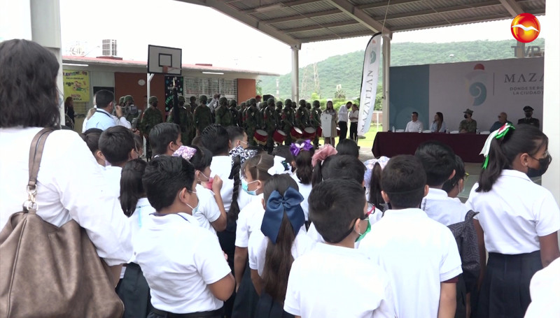 Autoridades de Mazatlán retoman Programa "Lunes Cívico" en Primaria de la Colonia Urías