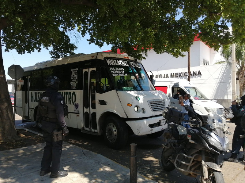 Personas armadas, atacan camión urbano