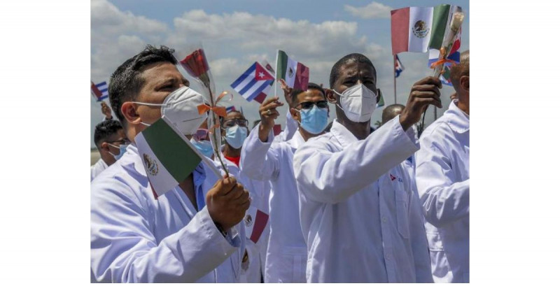 Rector de la UNAM defiende misiones médicas cubanas: "Faltan especialistas"