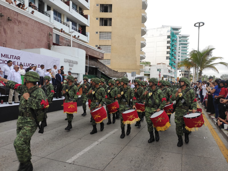 Mazatlecos y turistas disfrutan del desfile cívico-militar del 16 de Septiembre