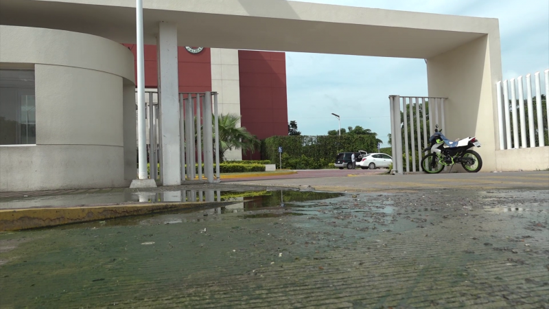 Fuga de drenaje y agua potable en Hospital General de Mazatlán