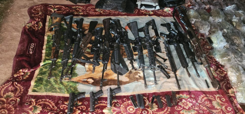 Secretaría de la Defensa Nacional asegura a hombres armados, rifles de asalto y droga en Valle de Guaymas