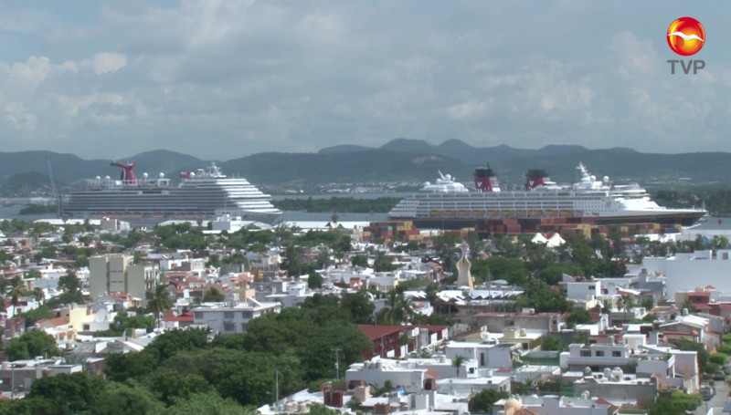 Arriban dos cruceros a Mazatlán con más de 9 mil personas